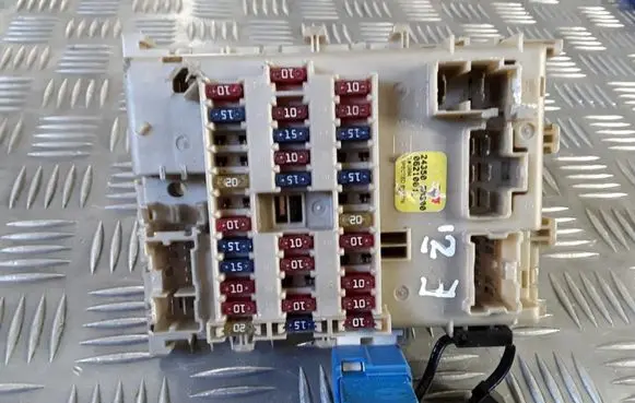 Nissan Almera N16 Fuse module 243505M300 0621001