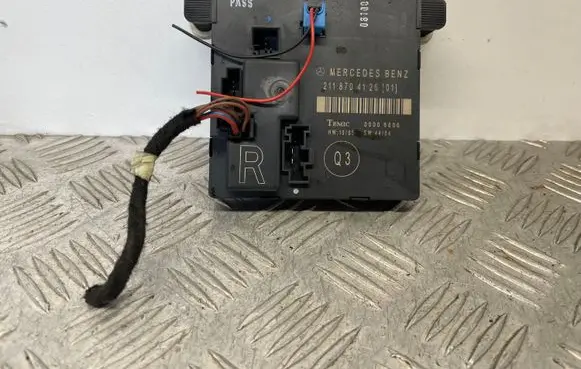 Mercedes-Benz E W211 Door control unit/module 2118704126