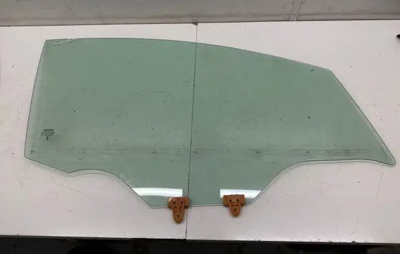 Nissan Leaf II (ZE1) Front door window glass four-door