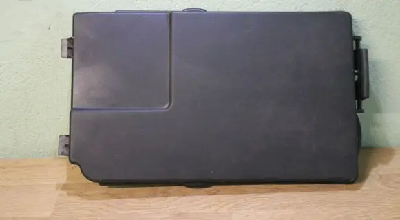 Audi A3 S3 8P Battery box tray cover/lid 1K0915443
