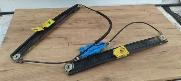 Volkswagen Touareg I Front window lifting mechanism without motor