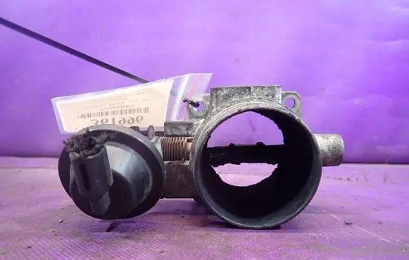 Volkswagen Polo III 6N 6N2 6NF Throttle body valve 028128063