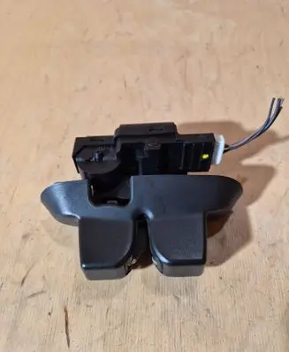 Renault Laguna II Tailgate/trunk/boot lock/catch/latch 8200257615