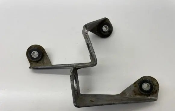 Volkswagen Jetta V Engine mounting bracket 1K0711789F