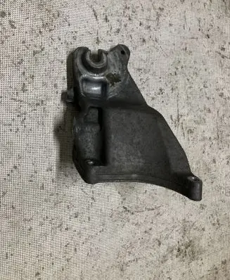 Mercedes-Benz CLS C219 Engine mounting bracket A2722234604