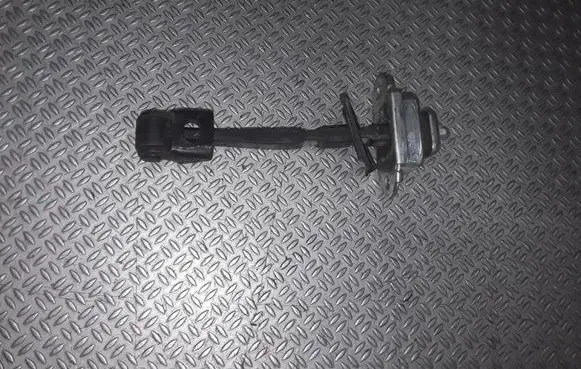 Skoda Octavia Mk2 (1Z) Front door check strap stopper