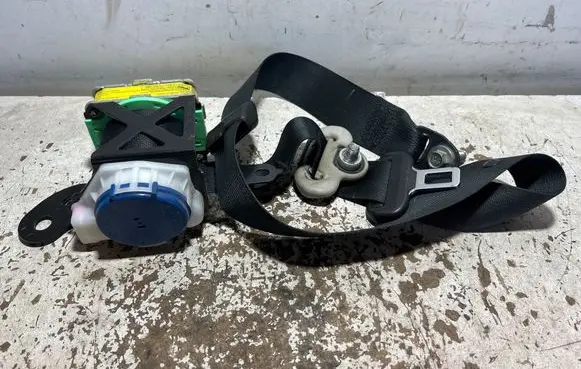 Mazda 6 Front seatbelt 0437002