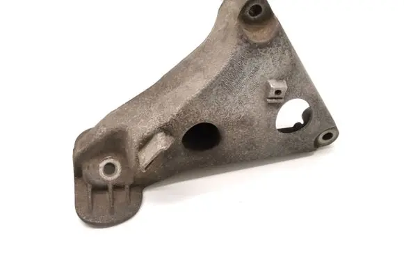 BMW 5 E60 E61 Engine mounting bracket 6777033