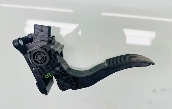Mercedes-Benz Vito Viano W447 Accelerator throttle pedal A9073010200 0280755359 ZGS002Q003