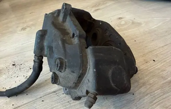 Mercedes-Benz CLS C219 Front brake caliper 20825101