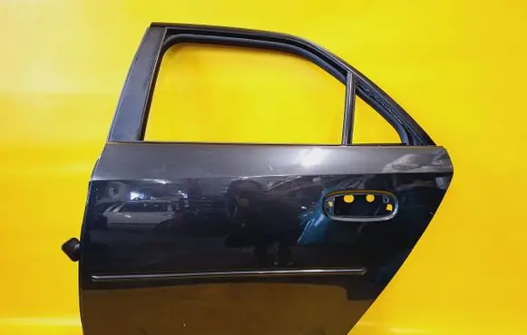 Cadillac CTS Rear door