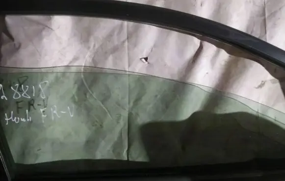 Honda FR-V Front door window glass four-door