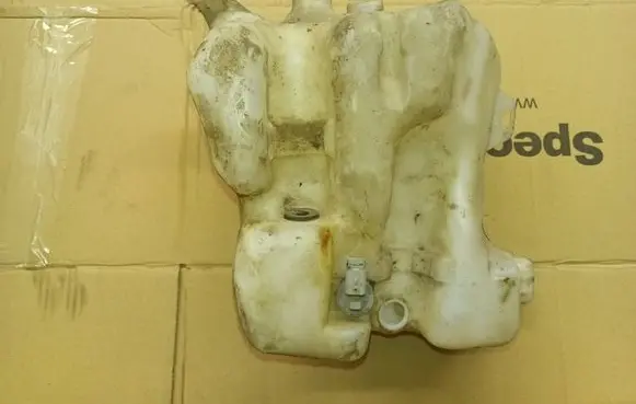 Windshield washer fluid reservoir/tank