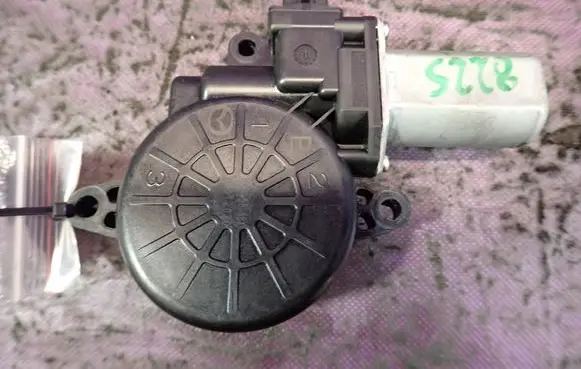 Mazda 3 II Front door window regulator motor D6515858X