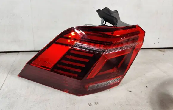 Volkswagen Tiguan Rear/tail lights 5NA945207M