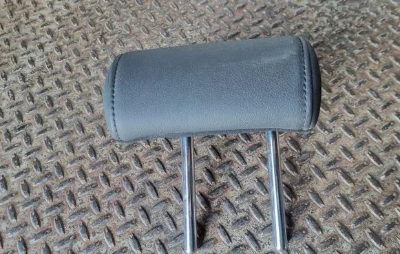 Nissan Juke I F15 Rear seat headrest 