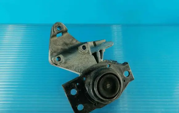 Nissan Qashqai Engine mounting bracket 11210JD500