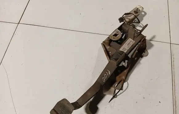 Ford Focus C-MAX Clutch pedal 3M517B633XC 3M51-7B633-XC
