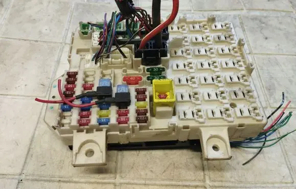 Mitsubishi Colt Fuse module MN108319N