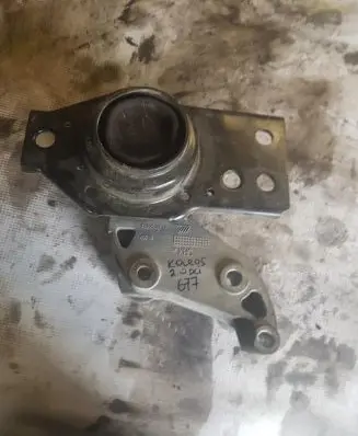 Engine mount vacuum valve