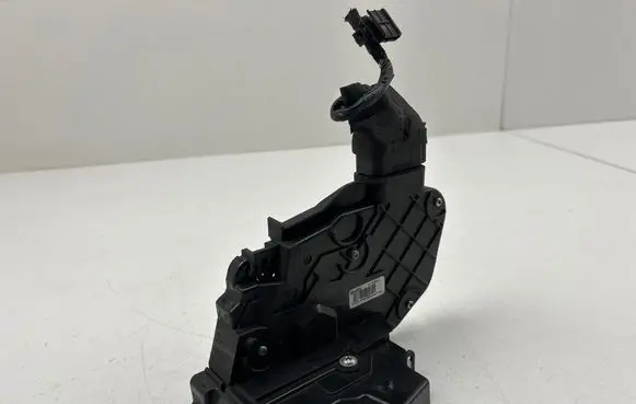 Volvo C30 Front door lock 30753664