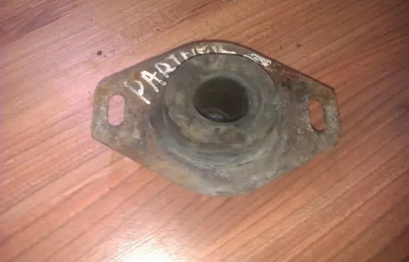 Peugeot Partner Engine mount bracket