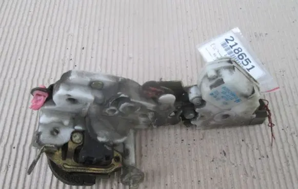 Nissan Primera Front door lock