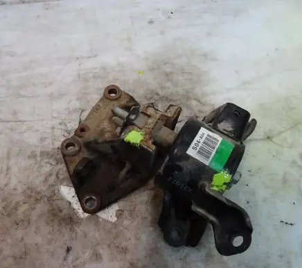 Hyundai Elantra Gearbox mounting bracket