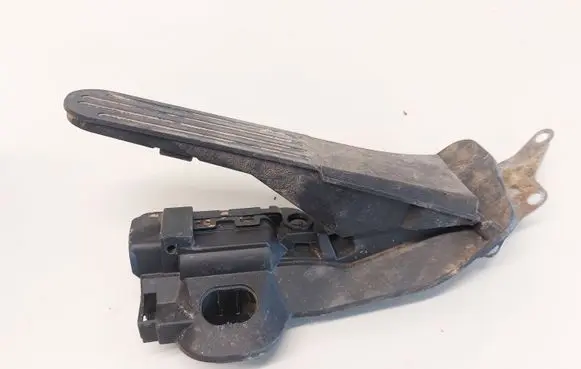 Accelerator throttle pedal