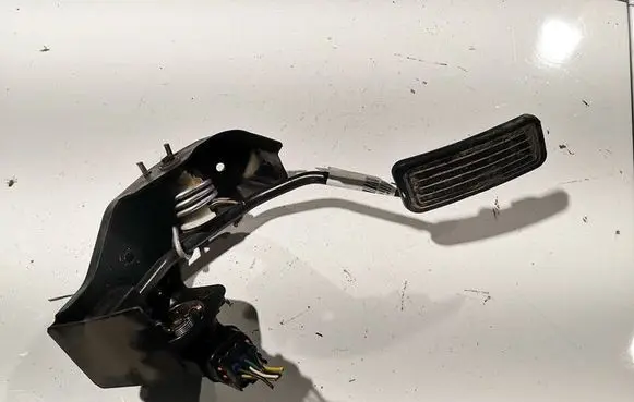 Accelerator throttle pedal