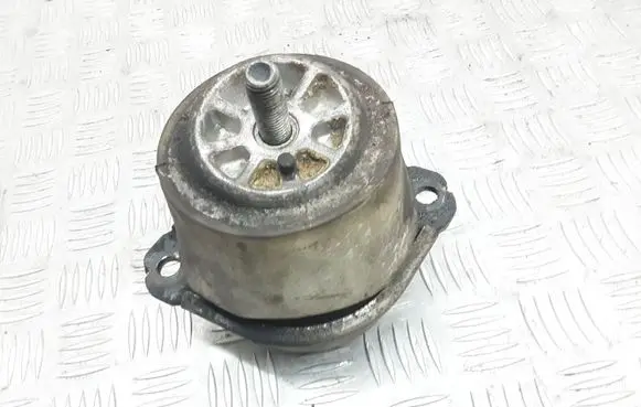 Volkswagen Touareg I Engine mount bracket 7L6199131A