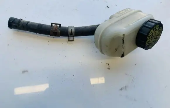 Brake fluid reservoir