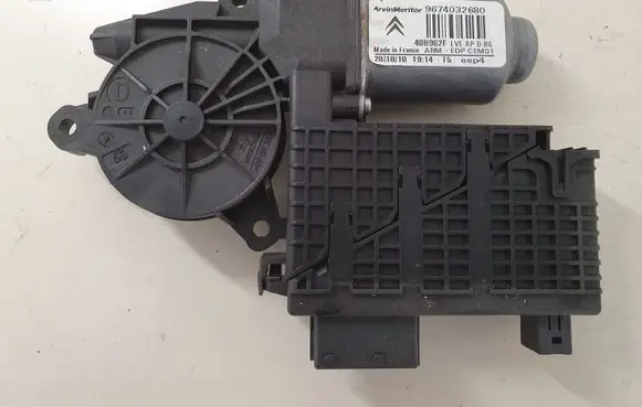 Citroen C4 I Picasso Front door window regulator motor 9674032680