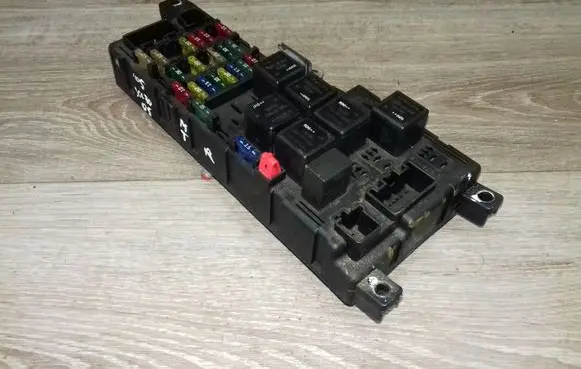 Volvo XC70 Fuse module 518828108 30728008