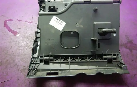 Volkswagen Golf V Glove box 5M1857097