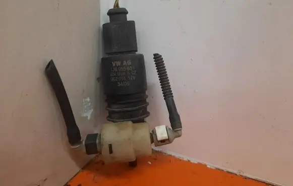 Volkswagen Polo IV 9N3 Windscreen/windshield washer pump 1J6955651