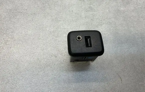 Opel Mokka X USB socket connector 13591084