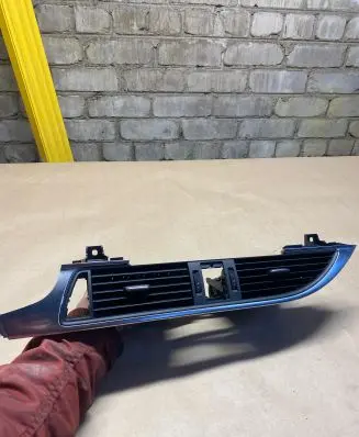 Audi A7 S7 4G Dash center air vent grill 4G1820951