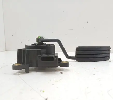 Accelerator throttle pedal