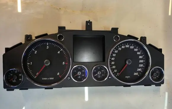 Volkswagen Touareg I Speedometer (instrument cluster) 7L6920881 263655614