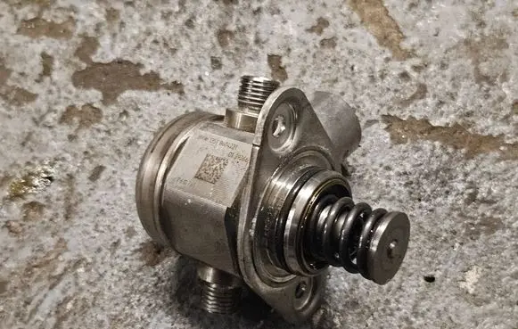 BMW X5 F15 Fuel injection high pressure pump 8604231 0139366 7610761