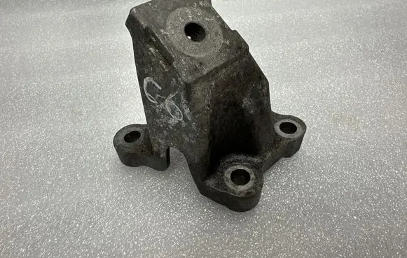 Engine mounting bracket