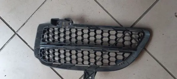 Volkswagen Touareg I Front bumper lower grill 7L6853665B