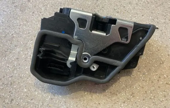 BMW M4 F82 F83 Front door lock 7229461