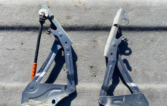 Volkswagen Golf Cross Engine bonnet/hood hinges 5M0823301 5M0823302