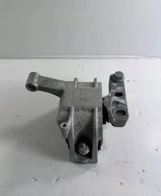 Audi Q3 8U Engine mount bracket
