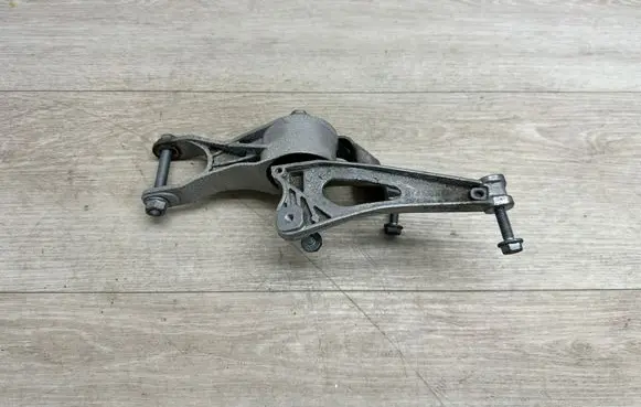 Engine mount bracket