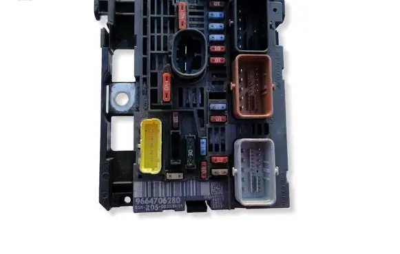 Peugeot 308 Fuse module 9664706280 BSMR05