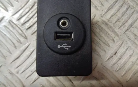 Nissan Note (E12) USB socket connector 684403VU1A 28023BH00A