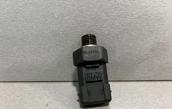 BMW 3 E92 E93 Oil pressure sensor 7549796